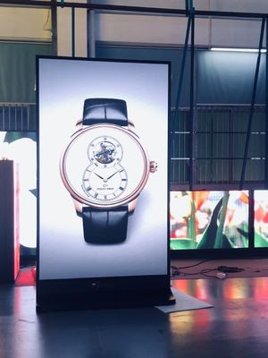 Publicidade ao ar livre P2.5 LED Display Poster com alto desempenho personalizado